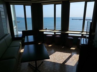 １０階の高さから江ノ島や湘南の海を眺めながら歌えます。