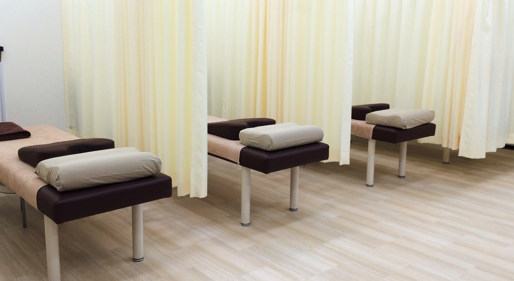 明石市整骨院といえば  よつば！交通事故後治療 美容鍼灸 骨盤矯正